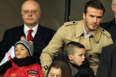 Trong khi Romeo (trái) chăm chú theo dõi thì Beckham và Cruz lại hờ hững với Arsenal